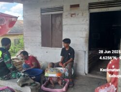 Babinsa Koramil 08/Silih Nara  Komsos dengan Warga Desa Reremal