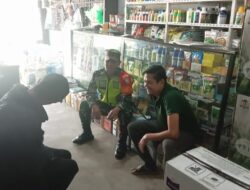 Babinsa Komsos Bersama Pemilik Kios Pertanian