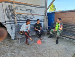 Babinsa Patroli Wilayah Disertai Komsos, Cegah Gangguan Kamtibmas