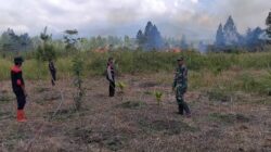 Babinsa Koramil 04/PRG Sigap Bantu BPBD Kabupaten Bener Meriah Padamkan Api