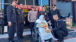 Hari Bhayangkara ke-79, Momen Bahagia Bagi Rosmaini Saat Terima Kunci Rumah dari Kapolres Aceh Tengah