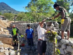 Ciptakan Keharmonisan Di Wilayah Binaan, Babinsa Bantu Warga Bangun Turap