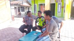 Babinsa Bersama Bhabinkamtibmas Komsos Dengan Warga Berikan Himbauan Karhutla