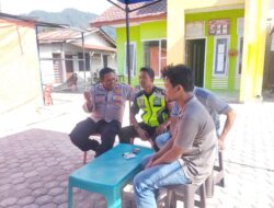 Babinsa Bersama Bhabinkamtibmas Komsos Dengan Warga Berikan Himbauan Karhutla
