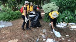 Polisi Bersihkan Sampah Usai Upacara HUT Bhayangkara ke-79 di Monas