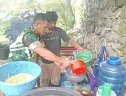 Dampingi Pengembangan Wira Usaha, Babinsa Sambangi Produksi Pengolahan Tahu