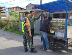 Patroli Wilayah, Babinsa Koramil 01/Bandar Komsos Bersama Pedagang Ikan Hias Keliling