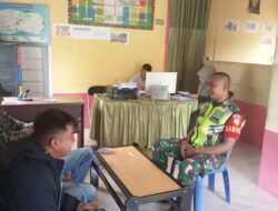 Sambangi Kantor Desa, Babinsa Koramil 02/Wih Pesam Komsos Dengan Aparatur Desa