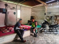 Babinsa Komsos di Kampung Pilar Weh Kiri, Ajak Warga Waspadai Karhutla dan Jaga Kamtibmas