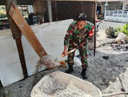 Wujudkan Kemanunggalan TNI Rakyat, Babinsa Luangkan Waktu Bantu Warga Bangun Rumah