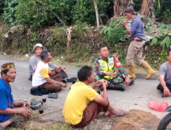 Komsos Bersama Warga, Babinsa Himbau Tidak Membakar Sampah Sembarangan Yang Bisa Menyebabkan Karhutlah