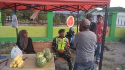 Pererat Silaturahmi, Babinsa Komsos Dengan Pedagang Buah