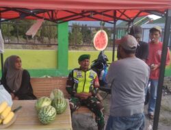 Pererat Silaturahmi, Babinsa Komsos Dengan Pedagang Buah