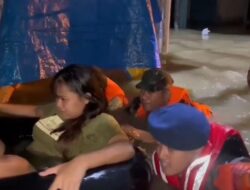 Ibu Hamil Hendak Melahirkan Dievakuasi Polisi Dengan Pelampung dan Ban