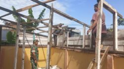 Babinsa Koramil 06/Bukit Bantu Perbaiki Rumah Warga