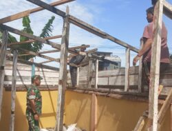 Babinsa Koramil 06/Bukit Bantu Perbaiki Rumah Warga