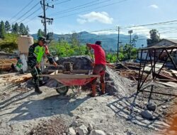 Wujud kebersamaan, Babinsa Bantu Warga Bangun Rumah