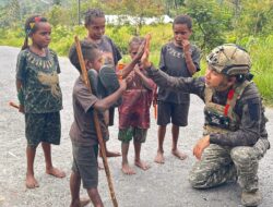 Personel Ops Damai Cartenz Sambangi Anak-anak di Puncak Jaya