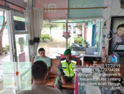 Babinsa Koramil 07/Atu Lintang Komsos Bersama Warga Desa Binaan