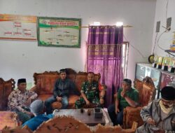 Babinsa Komsos Bersama Tokoh Masyarakat Di Kantor Desa Bukit Bersatu