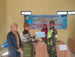 Babinsa Koramil 02/Wps Bersama Aparatur Desa Salurkan BLT-DD di Wilayah Binaan