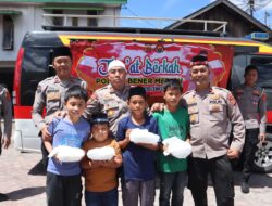 Polres Bener Meriah Tebar Kebaikan di Hari Jumat, Bagikan Nasi Kotak kepada Jamaah Sholat Jumat