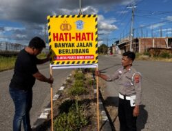 Satlantas Polres Bener Meriah Pasang Spanduk Peringatan Jalan Rusak di ruas Jalan Pante Raya – Bandara Rembele