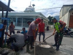 Pererat Silaturahmi, Babinsa Turut Bantu Warga Bergotong Royong