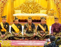 Kapolri Terima Anugerah Adat Ingatan Budi dari LAM Riau: Simbol Kehormatan, Amanah Moral, dan Komitmen Kebangsaan