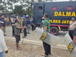 Cegah Bentrokan, Satgas Ops Damai Cartenz Bersama Polres Jayawijaya Berhasil Redam Keributan Dua Kelompok Jemaat Gereja