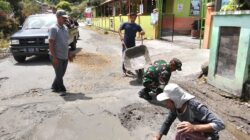 Babinsa Dan Warga Tambal Akses Jalan Berlubang