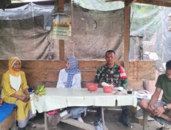 Babinsa Komsos Bersama Warga Di Wilayah Binaan