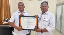 Gampong Pulo Ara Jadi Percontohan Literasi, Disdikbud Bireuen Serahkan Penghargaan