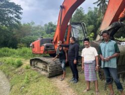 Saluran Irigasi Tersumbat Dibersihkan, Zulfadli DPRK PKB Pidie Hadirkan Excavator Bantu Petani