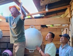 Pemerintah Desa Sosial dan Imam Kampung Serahkan Bantuan kepada Warga Terdampak Angin Kencang
