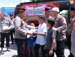 Peduli Sesama, Polres Bener Meriah Bagikan Nasi Kotak dalam Kegiatan Jumat Berkah