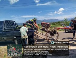 Babinsa Bantu Warga Turunkan Traktor di Desa Binaan