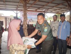 Dandim 0119/BM Serahkan Langsung Bantuan Pangan Beras Kepada Masyarakat Bener Meriah