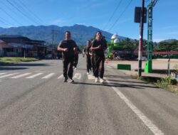Anggota Koramil 04/PRG Melaksanakan Pembinaan Fisik Lari Jalan Keliling Kecamatan