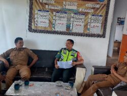 Babinsa Koramil 06/Bukit Komsos Dengan Aparatur Desa Guna Mengecek Data Penerima Bantuan Pangan Beras