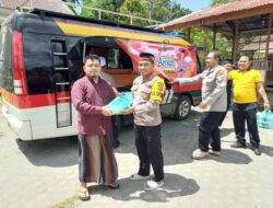 Polres Bener Meriah Tebar Kebaikan Di Jum’at Berkah, Bagikan 100 Nasi Kotak Kepada Jamaah Masjid Al-Mukminun
