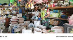 Pastikan Kebutuhan Petani Tersedia, Babinsa Komsos dengan Pedagang Pupuk