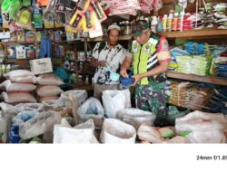 Pastikan Kebutuhan Petani Tersedia, Babinsa Komsos dengan Pedagang Pupuk