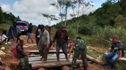 Babinsa Koramil 04/PRG Gotong Royong Bersama Warga Bangun Jembatan Darurat