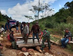 Babinsa Koramil 04/PRG Gotong Royong Bersama Warga Bangun Jembatan Darurat