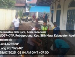 Babinsa Koramil 08/Silih Nara dan Warga Bersatu dalam Gotong Royong di Menasah Alfitra