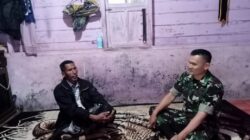 Jalin Silaturahmi, Babinsa Koramil 05/Permata Anjangsana Ke Rumah Warga
