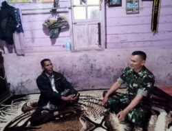 Jalin Silaturahmi, Babinsa Koramil 05/Permata Anjangsana Ke Rumah Warga