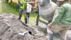 Babinsa Koramil 06/Bukit Ringan Tangan Bantu Warga Untuk Membangun Desa