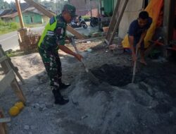 Peduli Warga Binaan, Babinsa Koramil 02/Wps Bantu Warga yang Sedang Membangun Rumah